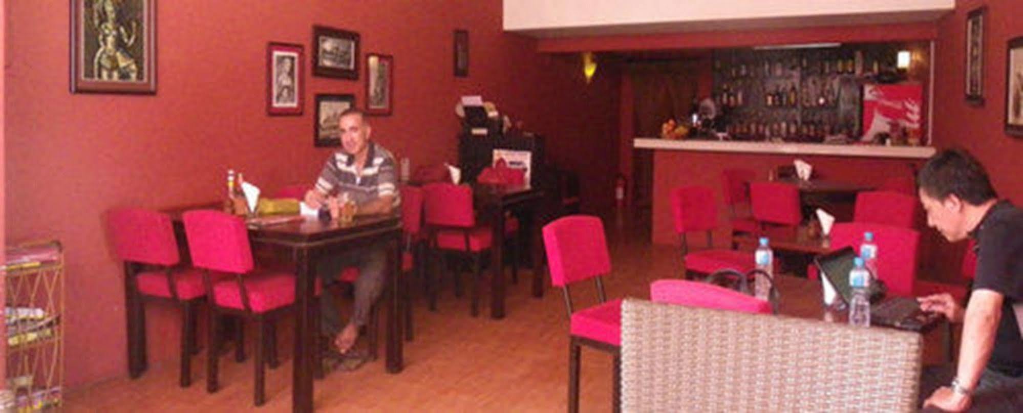 Sovanphum Guesthouse And Restaurant Phnom-Penh Buitenkant foto